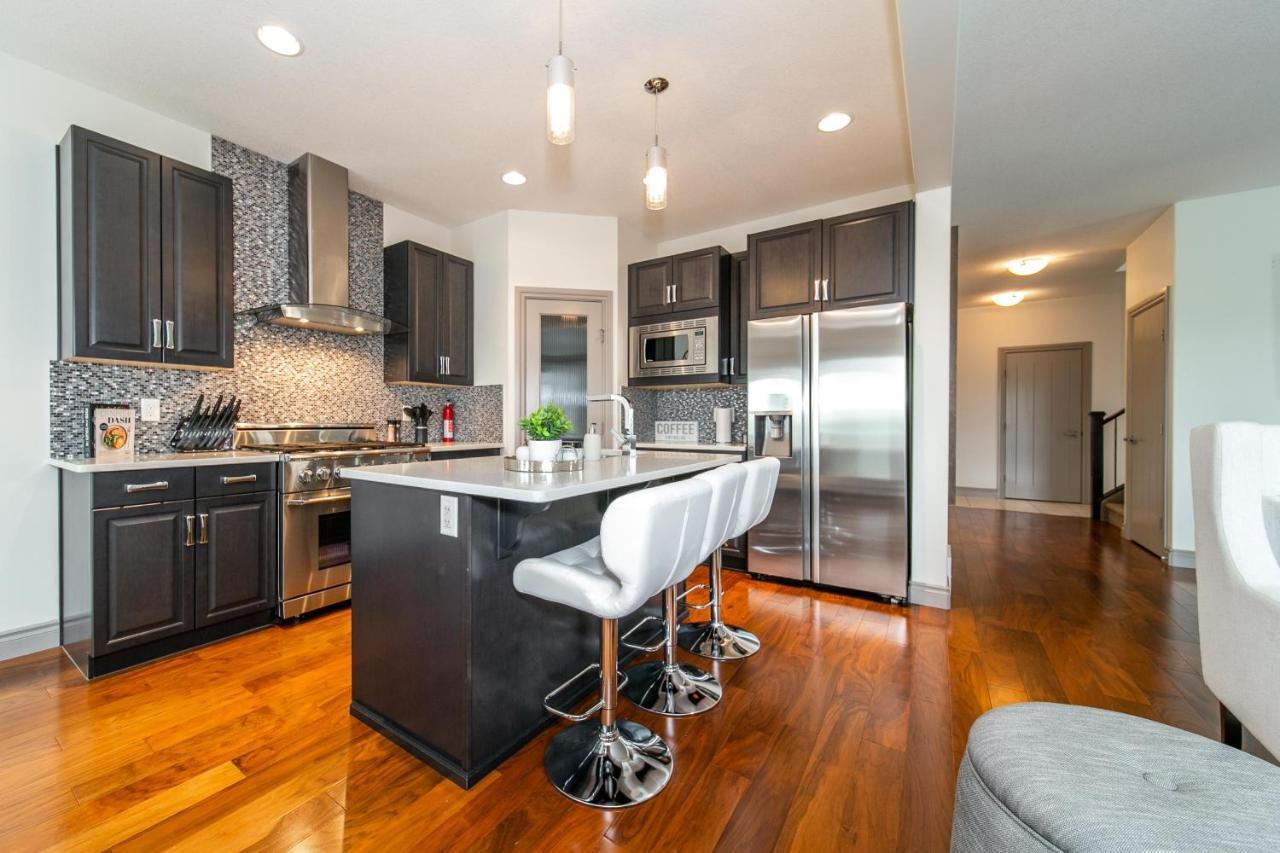 Lakeview Luxury Home - Double Garage Parking - Foosball Table - King Beds - Fast Wi-Fi -Free Netflix Edmonton Exterior foto